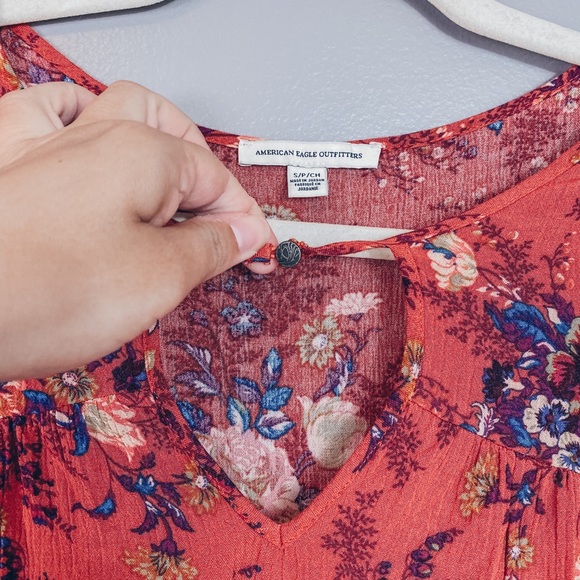 American Eagle- Red Floral Keyhole Top in Size Small - Picture 4 of 7